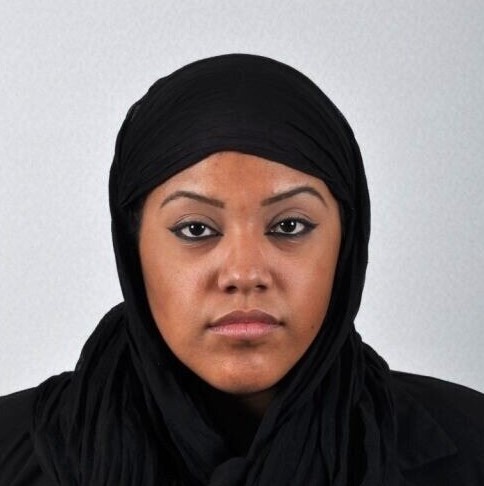 Foto de una mujer que usa una cobertura religiosa con el rostro completamente visible.