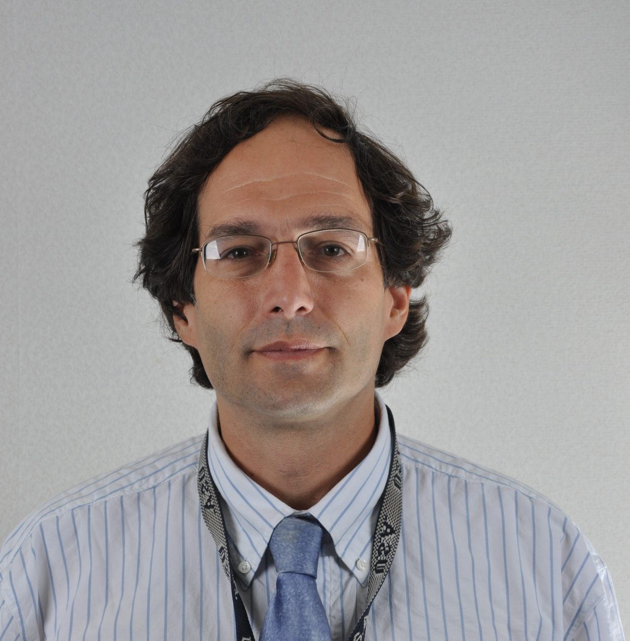 Foto de un hombre usando gafas.