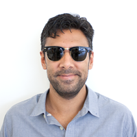 Foto de un hombre con gafas de sol. 